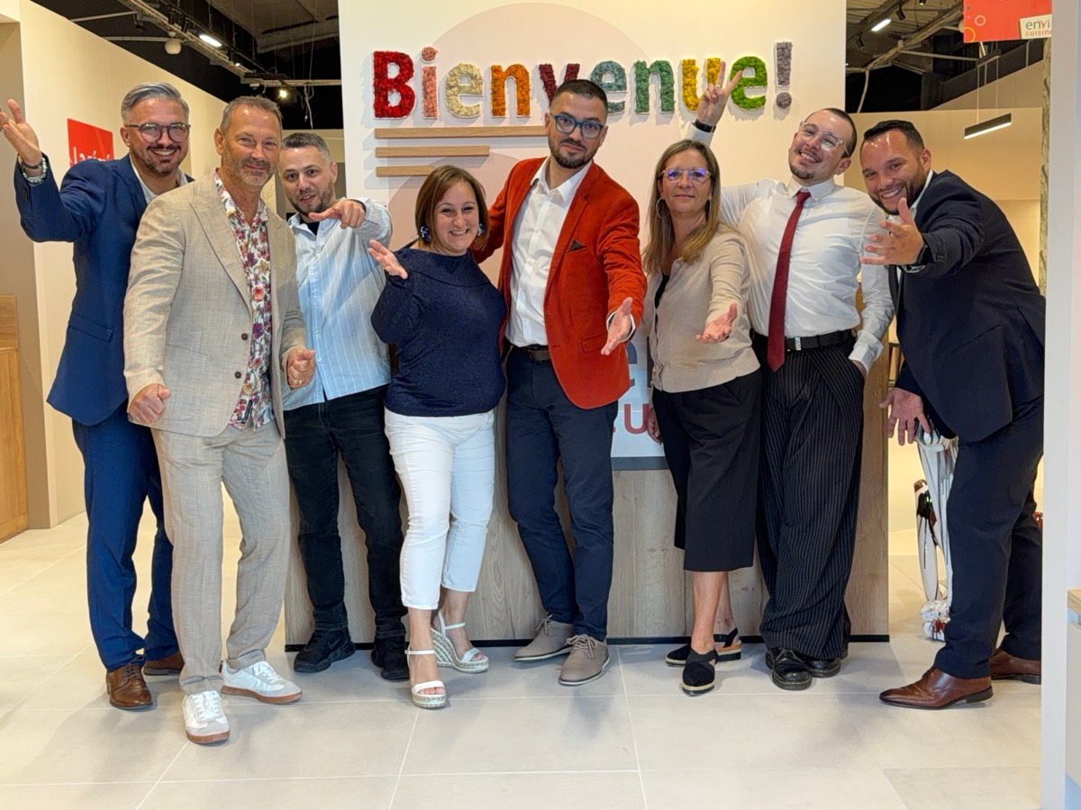 L’équipe Envia Cuisines réunie dans le showroom pour l’ouverture du magasin