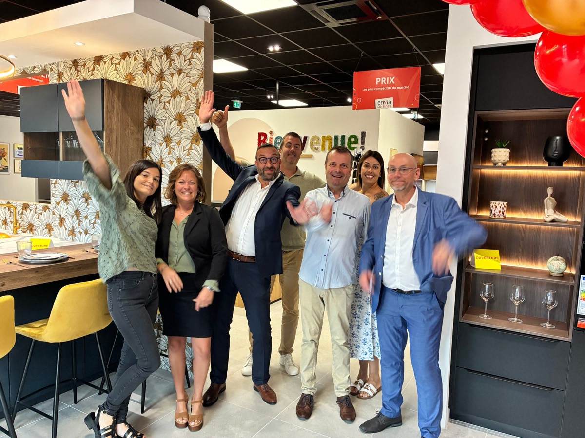 L’équipe du magasin Envia Cuisines de Granville dans son showroom