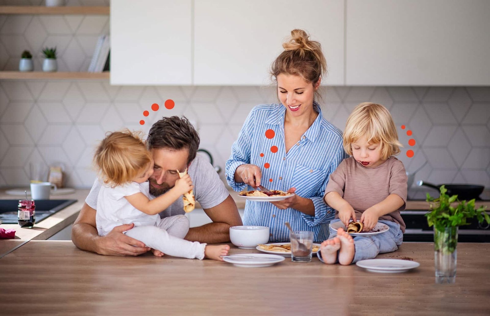 Une famille partage un goûter dans sa cuisine