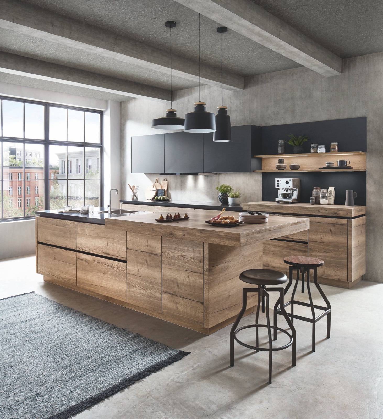 Cuisine Synchro chêne Havane avec îlot central en bois et suspensions noires